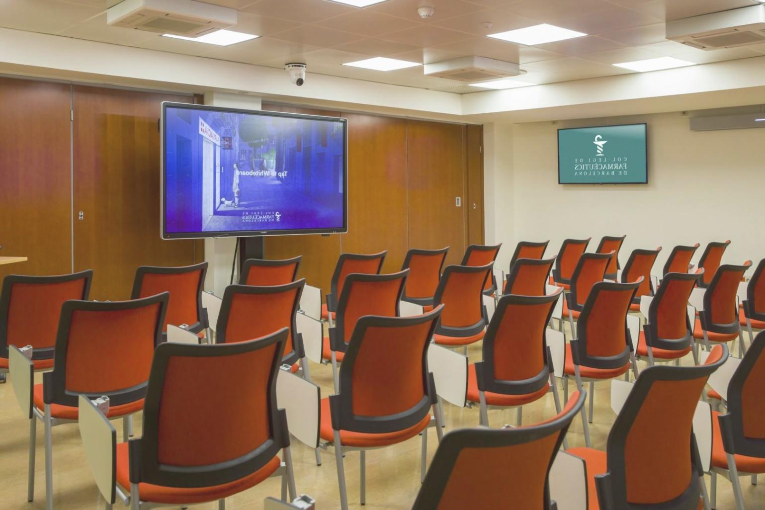 Profesionales analizando informes financieros en oficina moderna